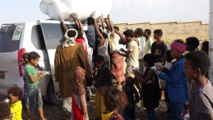 descarga del nuevo depósito de agua para el campo Arhab, Yemen