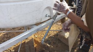 instalación del nuevo depósito de agua para el campo Arhab, Yemen