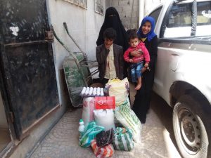 continuamos repartiendo alimentos y productos de higiene a las familias desplazadas en Yemen