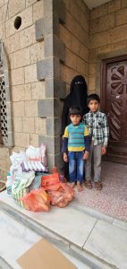 Reparto de comida para familias en Yemen