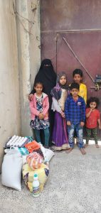 Reparto de comida para familias en Yemen