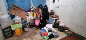 Familias en Yemen recibiendo alimentos