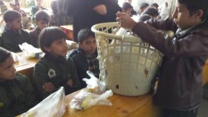 escuela mixta recibiendo desayunos, Yemen