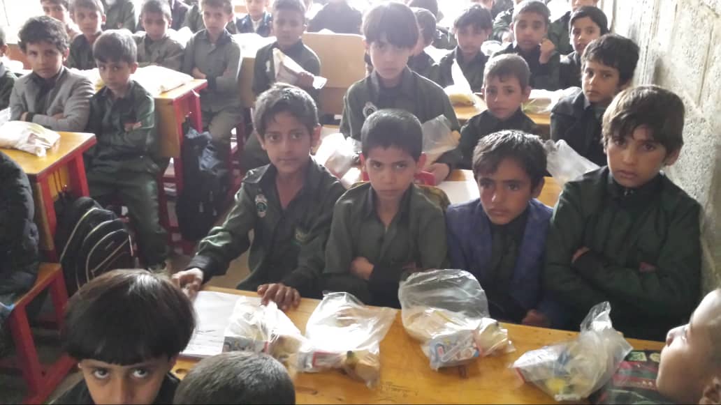 Reparto de desayunos en la escuela mixta, Yemen