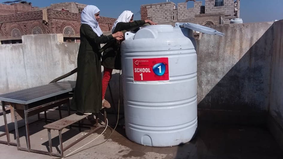 Relleno de agua en la escuela 1, Yemen