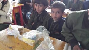 niños recibiendo desayuno, Yemen