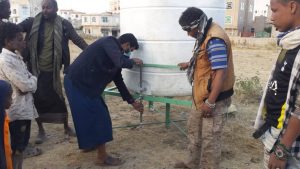 instalación del grifo del nuevo depósito, Yemen