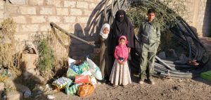 Familia recibiendo alimentos en Yemen