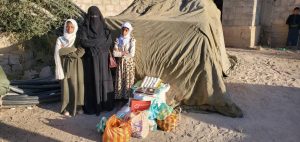 Familia recibiendo nuestro pack de alimentos en Yemen