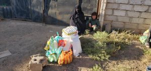 Familia recibiendo nuestro pack de alimentos en Yemen