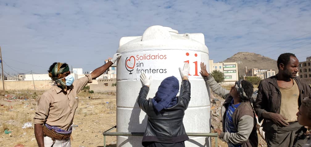 nuevo depósito de agua en el campo de desplazados de Bayt Baws, Yemen