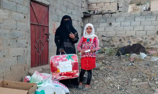 niña y madre reciben una manta en Yemen, Solidarios sin fronteras