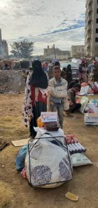familias en Yemen reciben packs de alimentación