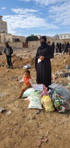 madre y niño reciben comida en Yemen