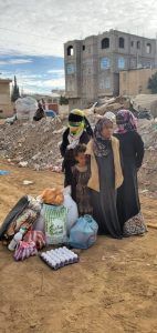 niñas y niños reciben packs de alimentación en Yemen