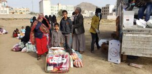 reparto mantas y alimentos Bayt Baws, Yemen