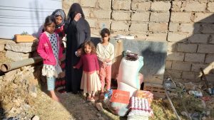familias desplazadas reciben alimentos en Yemen