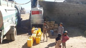 relleno semanal de agua en Yemen