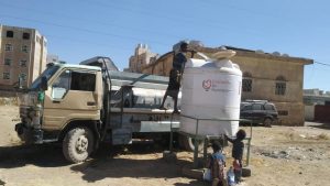 Agua para Yemen en campo de desplazados de Raydah