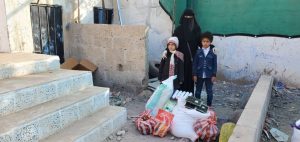 reparto alimentación familias en Yemen
