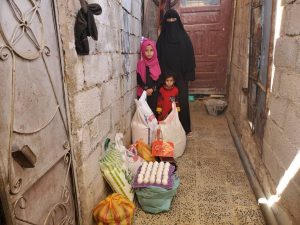 familias reciben alimentos por Ramadán