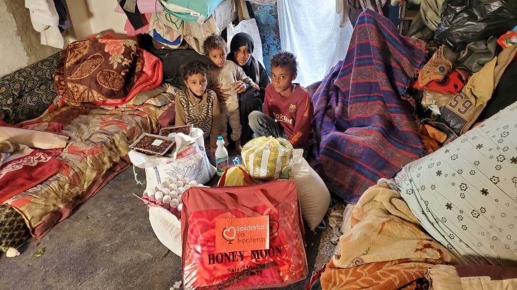 Distribuyendo alimento a las familias en Yemen