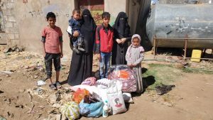 Distribuyendo alimento a las familias en Yemen3
