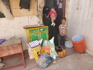reparto de alimentos para las familias en Yemen