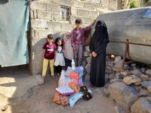 reparto de alimentos para las familias en Yemen