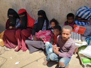familias en Yemen reciben alimentos