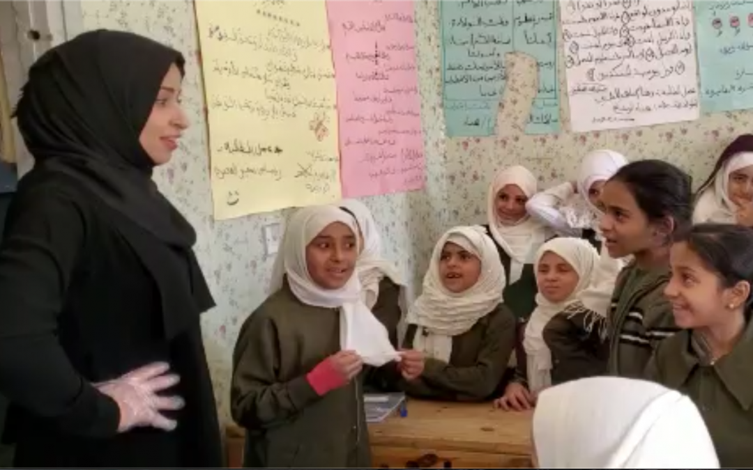 Faten distribuyendo desayunos en Yemen