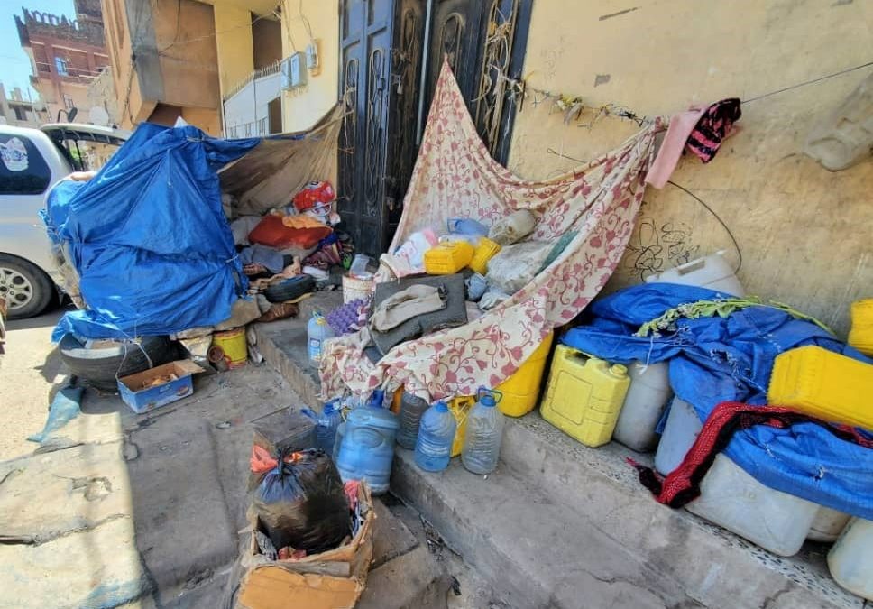 Aquí malvive una familia en Yemen