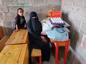 Reparto de alimentos a las profesoras en Yemen