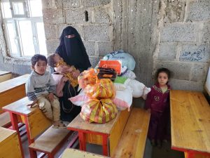 Reparto alimentos a las profesoras en Yemen