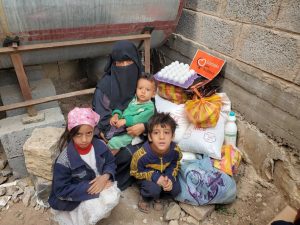 familias reciben alimentos en Yemen
