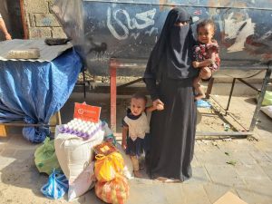 familias reciben alimentos en Yemen