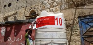depóstio de agua en Yemen, solidarios sin fronteras