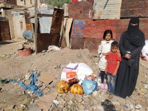 Reparto de alimentos en Yemen