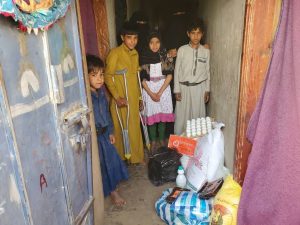 familias reciben comida en Yemen