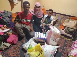 Dando alimentos a familias vulnerables en Yemen