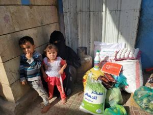 Dando alimentos a familias vulnerables en Yemen