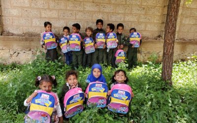 Reparto de mochilas donadas entre los niños de la escuela 3