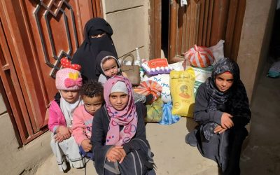Distribuir alimentos en Yemen