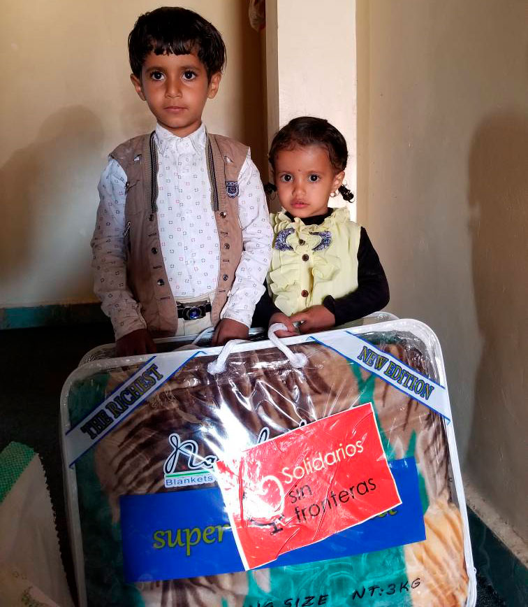 niños con manta en Yemen, solidarios sin fronteras